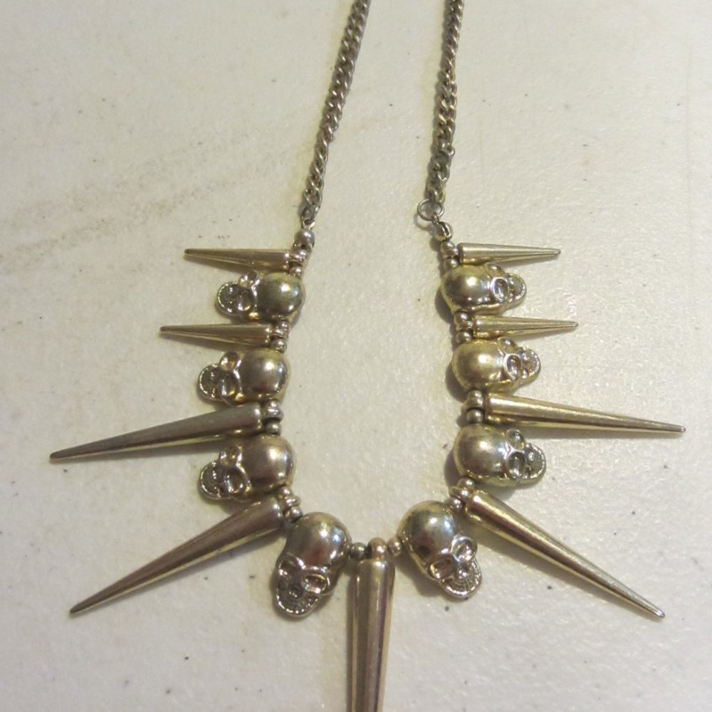 Gold tone skull necklace - Picture 4 of 4